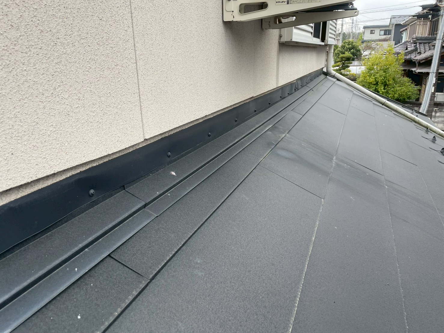 施工前の雨押え板金